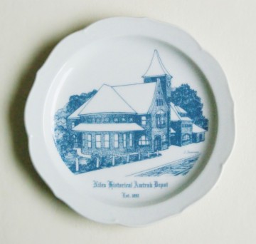 Bord – Niles Historical Amtrak Depot – memorial plate - herinneringsbord 2003 – Janet Seaman