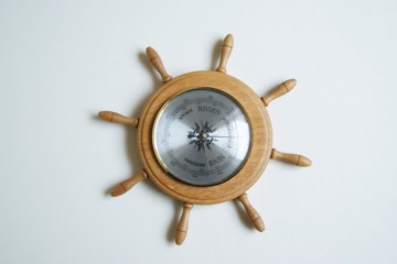 Barometer  in de vorm van een scheepsstuur – licht eiken