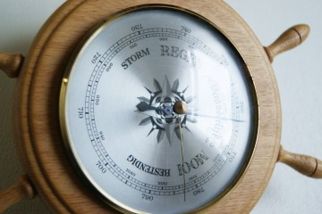 Barometer  in de vorm van een scheepsstuur – licht eiken