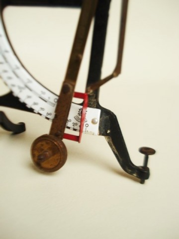 3 antieke weeginstrumenten