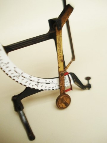 3 antieke weeginstrumenten