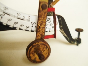 3 antieke weeginstrumenten