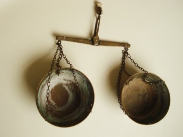 3 antieke weeginstrumenten