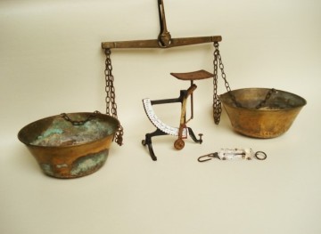 3 antieke weeginstrumenten
