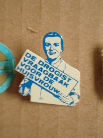 Verzameling van 350 speldjes / pins - 2e helft 20e eeuw – Nederland