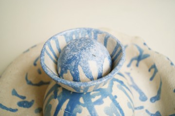Unieke handgemaakte schaal voor fruit of banket - 2-delig - matwit met blauw glazuur - hoog