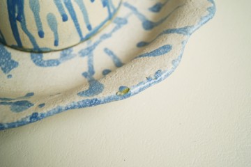 Unieke handgemaakte schaal voor fruit of banket - 2-delig - matwit met blauw glazuur - hoog