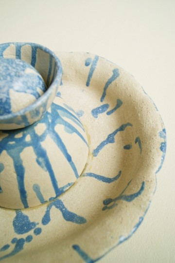 Unieke handgemaakte schaal voor fruit of banket - 2-delig - matwit met blauw glazuur - hoog