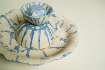 Unieke handgemaakte schaal voor fruit of banket - 2-delig - matwit met blauw glazuur - hoog