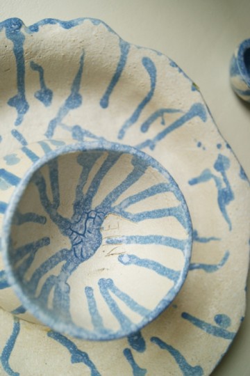 Unieke handgemaakte schaal voor fruit of banket - 2-delig - matwit met blauw glazuur - hoog