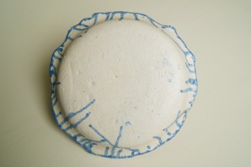 Unieke handgemaakte schaal voor fruit of banket - 2-delig - matwit met blauw glazuur - hoog