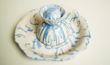 Unieke handgemaakte schaal voor fruit of banket - 2-delig - matwit met blauw glazuur - hoog