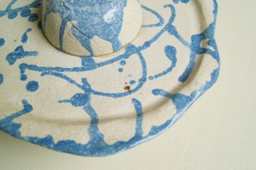 Unieke handgemaakte schaal voor fruit of banket - matwit met blauw glazuur - laag