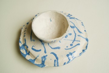 Unieke handgemaakte schaal voor fruit of banket - matwit met blauw glazuur - laag