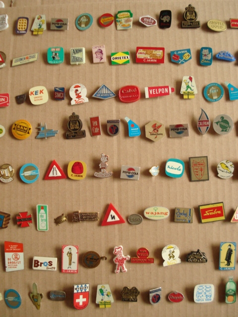 van 350 speldjes / pins helft 20e eeuw – Nederland - OVERIG - CURIOSITIES